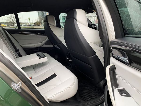 BMW M5 прокат оренда авто на весілля зйомки з водієм без водія