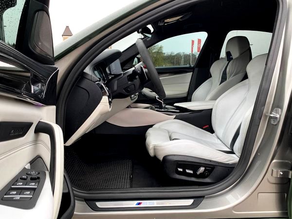 BMW M5 прокат оренда авто на весілля зйомки з водієм без водія