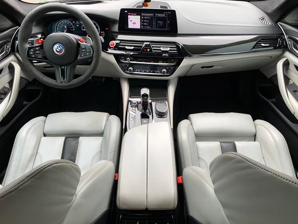 BMW M5 прокат оренда авто на весілля зйомки з водієм без водія