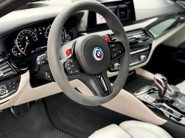 BMW M5 прокат оренда авто на весілля зйомки з водієм без водія