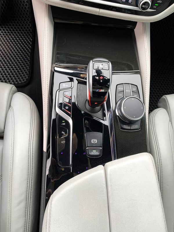 BMW M5 прокат оренда авто на весілля зйомки з водієм без водія