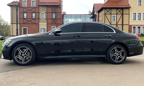 Аренда авто Mercedes Benz E-class EQ W213 E220d черный с водителем 