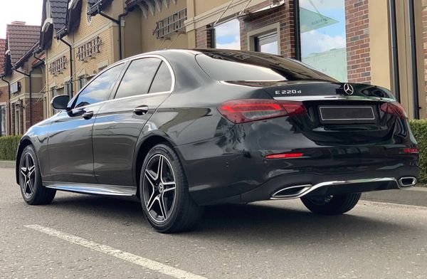 Аренда авто Mercedes Benz E-class EQ W213 E220d черный с водителем 