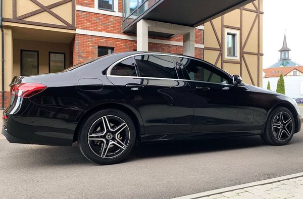 Аренда авто Mercedes Benz E-class EQ W213 E220d черный с водителем 