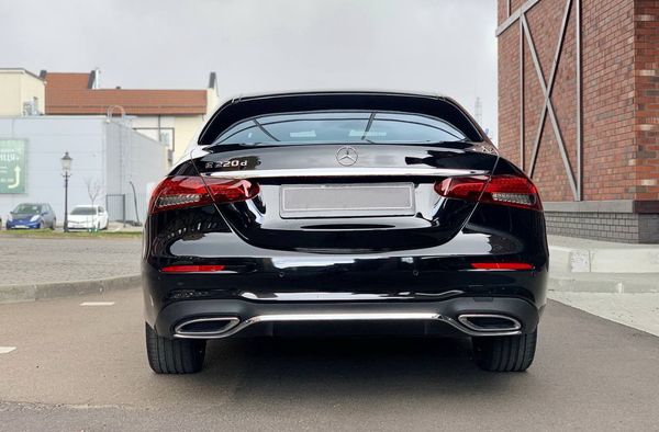 Аренда авто Mercedes Benz E-class EQ W213 E220d черный с водителем 