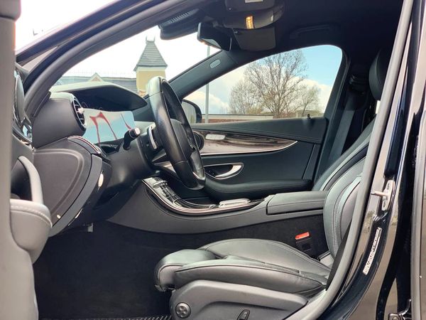Аренда авто Mercedes Benz E-class EQ W213 E220d черный с водителем 
