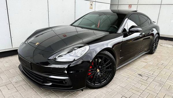 Оренда Porsche Panamera 4S E-Hybrid в Києві без водія 