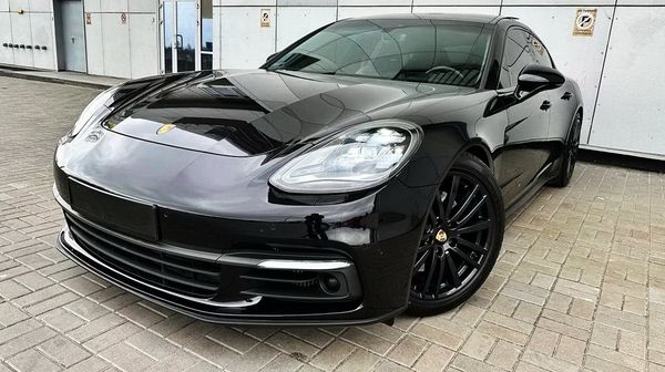 Оренда Porsche Panamera 4S E-Hybrid в Києві без водія 