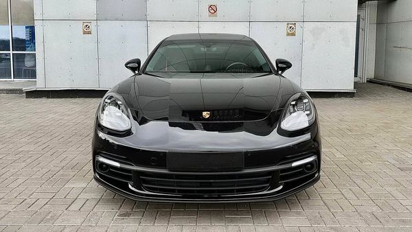 Оренда Porsche Panamera 4S E-Hybrid в Києві без водія 