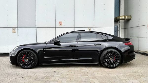Оренда Porsche Panamera 4S E-Hybrid в Києві без водія 