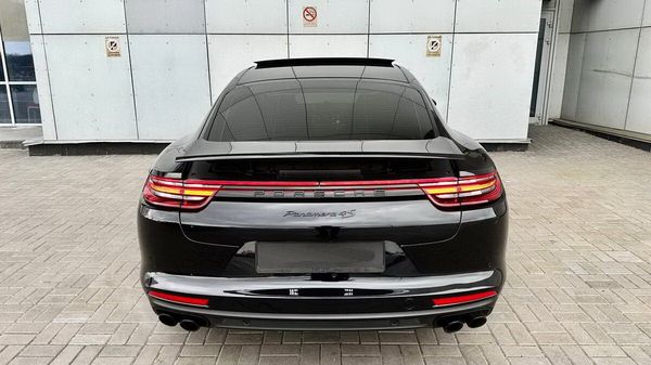Оренда Porsche Panamera 4S E-Hybrid в Києві без водія 