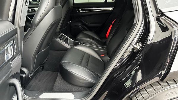 Оренда Porsche Panamera 4S E-Hybrid в Києві без водія 