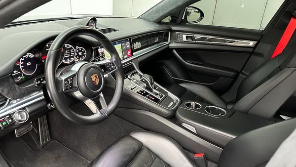 Оренда Porsche Panamera 4S E-Hybrid в Києві без водія 