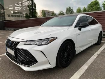 Toyota Avalon белая аренда на свадьбу