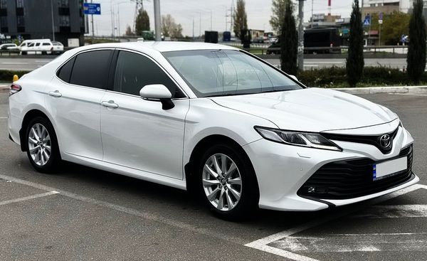 Toyota Camry V70 белая арендовать на прокат на свадьбу