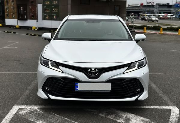 Toyota Camry V70 белая арендовать на прокат на свадьбу