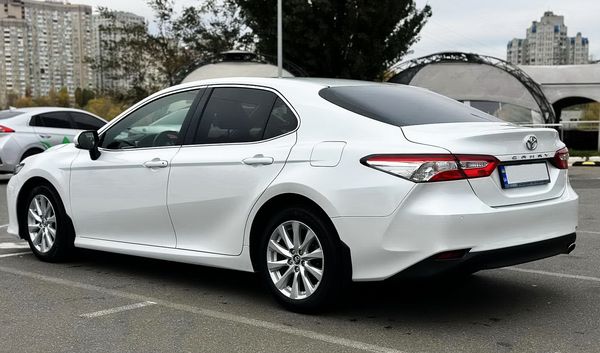 Toyota Camry V70 белая арендовать на прокат на свадьбу