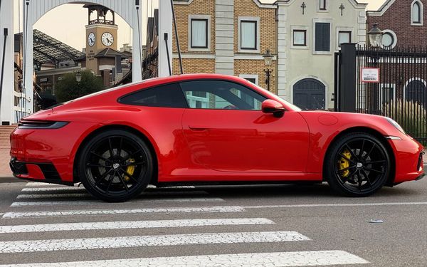 Арендовать Porsche 911 Carrera красный с водителем без водителя 