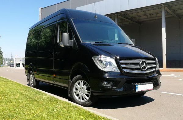 Микроавтобус Mercedes Sprinter черный VIP на прокат в киеве