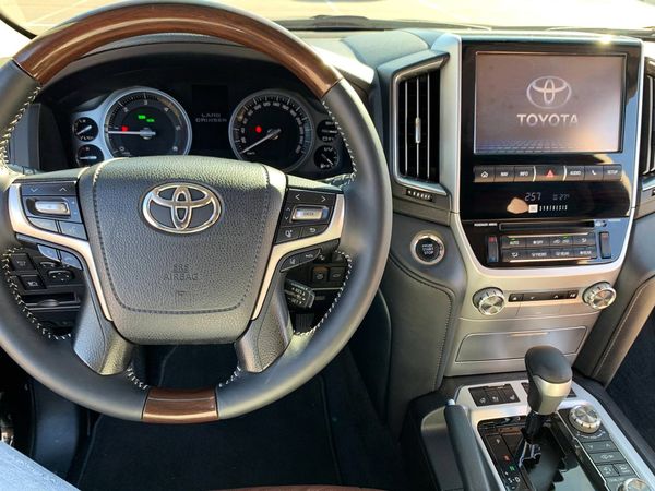  Toyota Land Cruiser 200 напрокат весільний трансфер оренда без водія