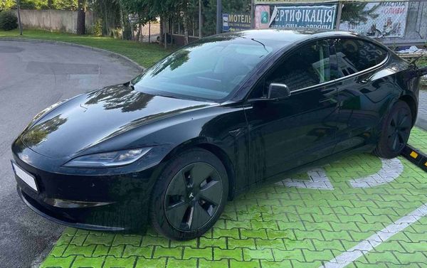 Авто на свадьбу Tesla Model 3 черная с водителем 