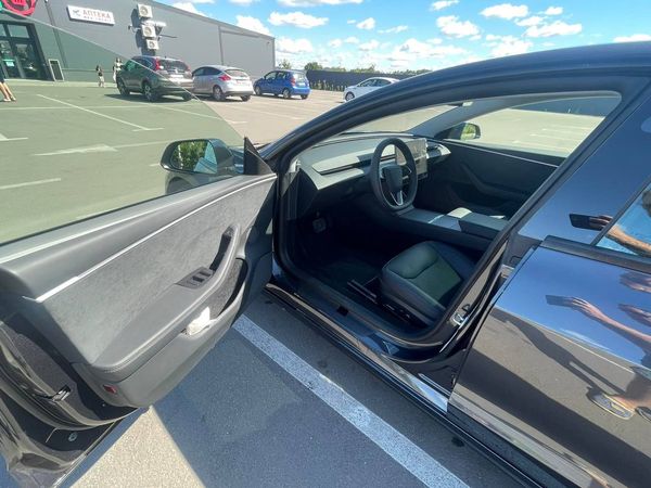 Авто на свадьбу Tesla Model 3 черная с водителем 