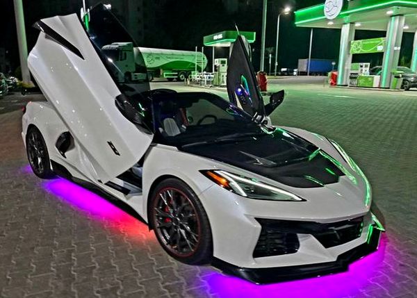 Кабріолет на весілля фотосесію Chevrolet Corvette білий оренда Кабріолет на весілля фотосесію Chevrolet Corvette білий оренда
