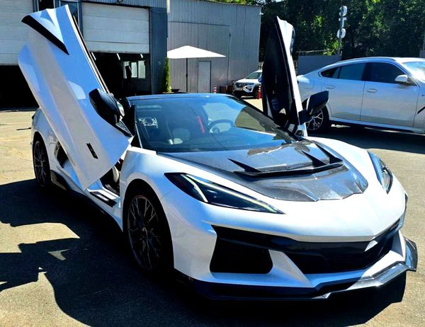 Кабріолет на весілля фотосесію Chevrolet Corvette білий оренда
