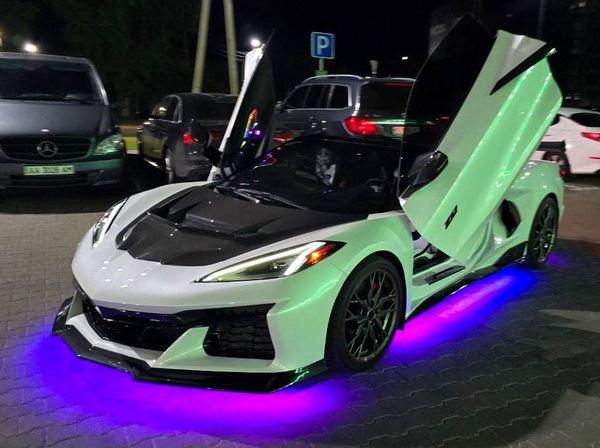 Кабріолет на весілля фотосесію Chevrolet Corvette білий оренда