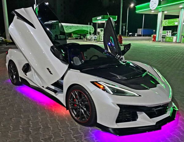 Кабріолет на весілля фотосесію Chevrolet Corvette білий оренда