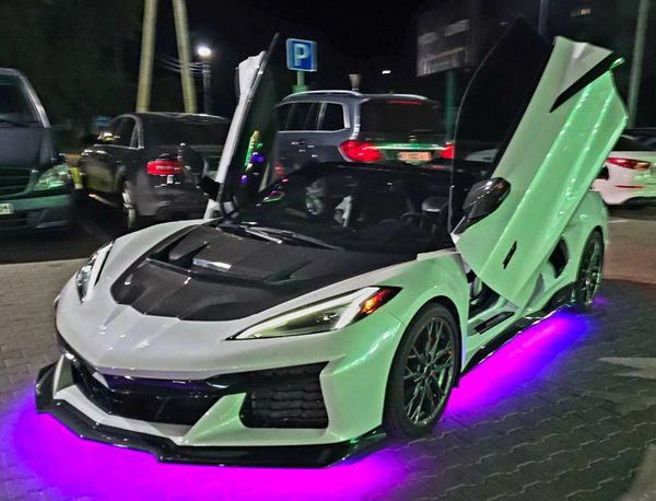 Кабріолет на весілля фотосесію Chevrolet Corvette білий оренда