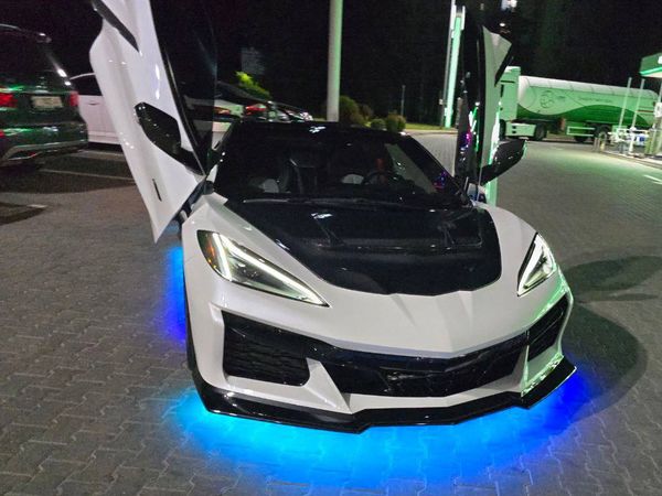 Кабріолет на весілля фотосесію Chevrolet Corvette білий оренда