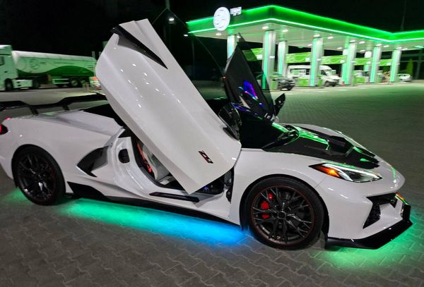 Кабріолет на весілля фотосесію Chevrolet Corvette білий оренда