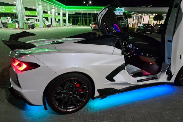 Кабріолет на весілля фотосесію Chevrolet Corvette білий оренда