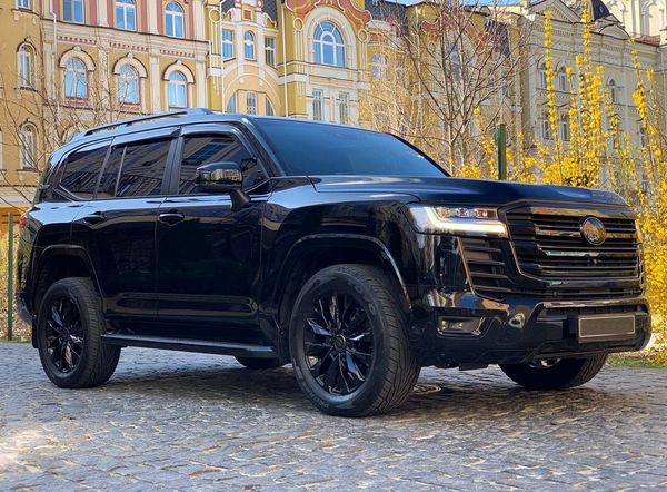 Toyota Land Cruiser 300 прокат джип з водієм на весілля Київ