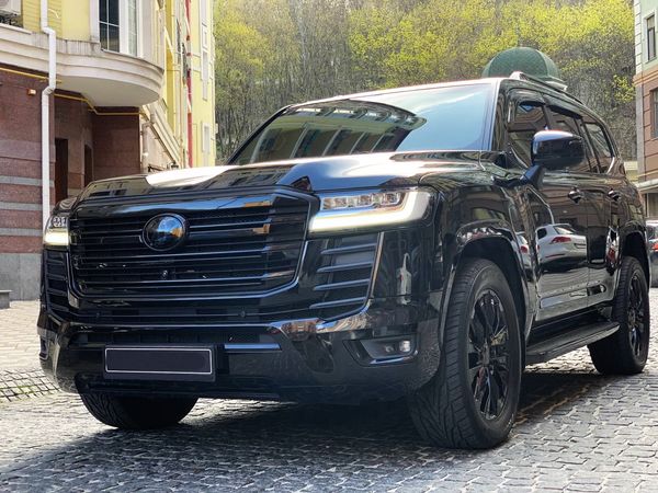Toyota Land Cruiser 300 прокат джип з водієм на весілля Київ