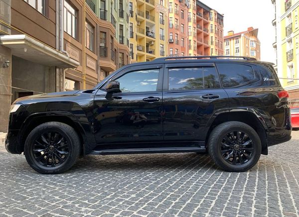 Toyota Land Cruiser 300 прокат джип з водієм на весілля Київ