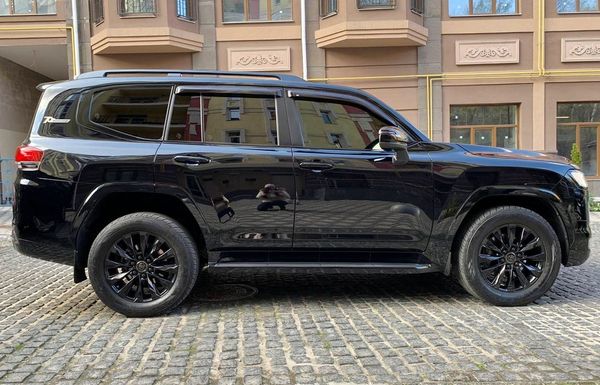 Toyota Land Cruiser 300 прокат джип з водієм на весілля Київ