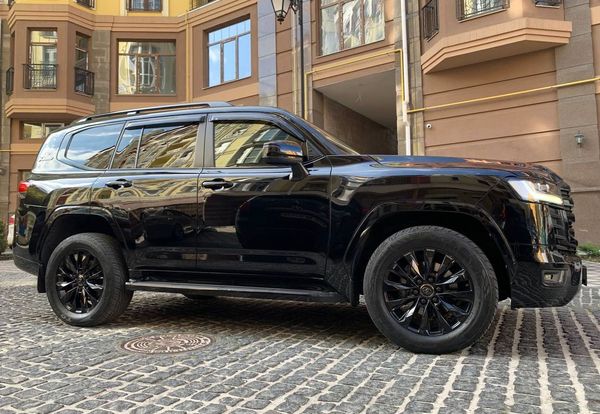 Toyota Land Cruiser 300 прокат джип з водієм на весілля Київ