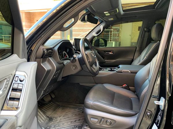 Toyota Land Cruiser 300 прокат джип з водієм на весілля Київ