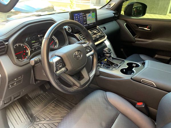 Toyota Land Cruiser 300 прокат джип з водієм на весілля Київ