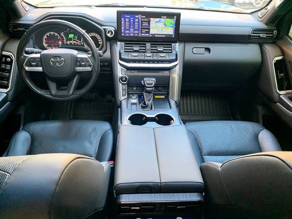 Toyota Land Cruiser 300 прокат джип з водієм на весілля Київ