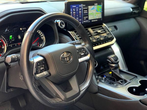 Toyota Land Cruiser 300 прокат джип з водієм на весілля Київ