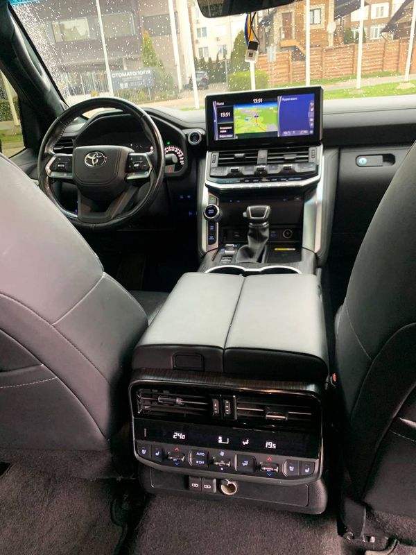 Toyota Land Cruiser 300 прокат джип с водителем на свадьбу Киев