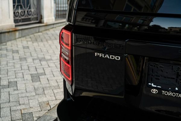 Прокат позашляховика Toyota Land Cruiser Prado 250 без водія авто на весілля