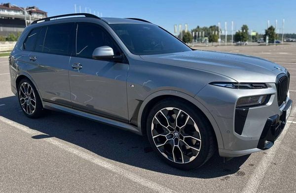 Оренда BMW X7 40D 2024 сірий позашляховик з водієм на весілля
