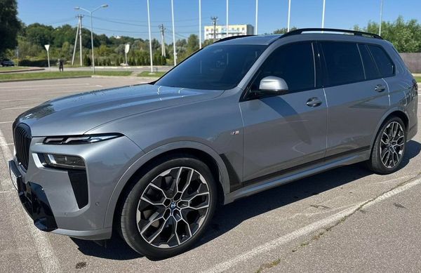 Аренда BMW X7 40D 2024 серый внедорожник с водителем на свадьбу