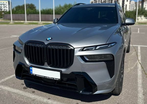 Оренда BMW X7 40D 2024 сірий позашляховик з водієм на весілля
