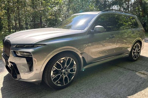 Аренда BMW X7 40D 2024 серый внедорожник с водителем на свадьбу