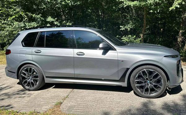 Аренда BMW X7 40D 2024 серый внедорожник с водителем на свадьбу